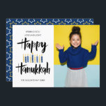 Happy Hanukkah Candles | Vertikales Foto für Feier Einladung<br><div class="desc">Festliche Hanukkah Holiday Foto Grußkarte mit Ihrem besten Portrait-Foto und "glückliche hanukkah" in handgeschriebenen Stil Pinsel Typografie und Kerzen in Schattierungen von Blues und gelb. Personalisieren Sie den benutzerdefinierten Text mit Ihrem Namen und Jahr. Karten kehren zu einem Sternmuster eines koordinierten blauen Hintergrunds zurück.</div>