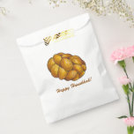 Happy Hanukkah Chanukah Challah Brot Loaf Geschenktütchen<br><div class="desc">Die Tasche zeigt eine originelle Marker-Illustration eines Laib von herausforderndem Brot, mit Happy Hanukkah in einem lustigen Schriftart. Sehen Sie nicht, wonach Sie suchen? Brauchen Sie Hilfe bei der Anpassung? Kontaktieren Sie Rebecca, um etwas für Sie entworfen zu haben.</div>