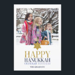 Happy Hanukkah Chanukah Holiday Foto Card Feiertagskarte<br><div class="desc">Imitate simulierte Goldfolien-Design ist in diesem Design integriert. Personalisieren Sie den benutzerdefinierten Text oben. Weitere Koordinationsgegenstände finden Sie in unserer Sammlung "Happy Hanukka Chanukah".</div>