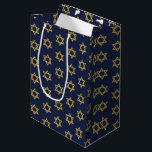 Happy Hanukkah Chanukah Holiday Geschenktasche Mittlere Geschenktüte<br><div class="desc">Imitate simulierte Goldfolien-Design ist in diesem Design integriert. Weitere Koordinationsgegenstände finden Sie in unserer Sammlung "Happy Hanukka Chanukah".</div>
