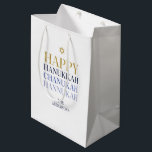Happy Hanukkah Chanukah Holiday Geschenktasche Mittlere Geschenktüte<br><div class="desc">Imitate simulierte Goldfolien-Design ist in diesem Design integriert. Personalisieren Sie den benutzerdefinierten Text oben. Weitere Koordinationsgegenstände finden Sie in unserer Sammlung "Happy Hanukka Chanukah".</div>