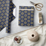 Happy Hanukkah Chanukah Holiday Wrapping Paper Geschenkpapier<br><div class="desc">Imitate simulierte Goldfoliengestaltung ist in diesem Design integriert. Sie finden zusätzliche Koordinationsgegenstände in unserer Kollektion "Happy Hanukkah Chanukah".</div>
