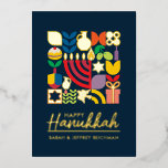 Happy Hanukkah / Chanukah Jüdischer Grußformel Folien Feiertagskarte<br><div class="desc">Happy Hanukkah / Chanukah Modern Geometric Holiday Grüße in Real Gold Foil auf Dark Navy. Menorah, Dreidel, Donuts, Stars & Olivenöl... Sie sind alle hier. Jewish Hanukkah Symbols Space, um Ihren personalisierten Text auf der Vorderseite und umgekehrt hinzuzufügen. Hebräisch auf der anderen Seite sagt: "Chanukah Sameach" — Happy Hanukkah. Dieses...</div>