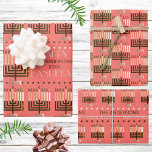 Happy Hanukkah Colorful Menorah Coral Muster Geschenkpapier Set<br><div class="desc">Erstellen Sie Ihr eigenes personalisiertes Happy Hanukkah Geschenksortiment in farbenprächtigem Korallenrosa mit Ihrem Namen für ein einzigartiges Verpackungspapier für Ihre Festspielfeier. Die drei Geschenkblätter der Chanukah-Geschenkpackung sind perfekt für Kinder jeden Alters und auch für Erwachsene geeignet. Sie zeichnen sich durch ein farbenfrohes Menorahs-Muster aus. Die traditionellen neun Kerzen sind in...</div>