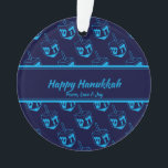 HAPPY HANUKKAH Customized Dreidel Blue Cyan Ornament<br><div class="desc">Stilvolles,  elegantes Dekor für Ihre HANUKKAH Dekoration. Design zeigt einen zyandreidel-Druck in einem gefliesten Muster mit anpassbarem Platzhaltertext,  den Sie durch Ihre eigene Gruß- und Textauswahl ersetzen können. Die Farbe ist Mitternachtsblau und Zyan. Andere Versionen sind verfügbar. Entsprechende Artikel finden Sie in der HANUKKAH Kollektion von Berean Designs.</div>