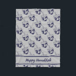 HAPPY HANUKKAH Dreidel Moderne SILVER GRAY Navy Fleecedecke<br><div class="desc">Moderne silbergraue FLEECE BLANKET zum Feiern der HANUKKAH. Silber graues und Marinefarben Thema mit allen über Mitternacht blauen DREIDEL-Druck. Es gibt einen benutzerdefinierbaren Platzhalter-Text, der HAPPY HANUKKAH sagt, damit Sie mit Ihrem eigenen Gruß und/oder Namen (ähnlich) personalisieren können. Entsprechende Wohngestaltung und andere Artikel sind in der HANUKKAH Kollektion von Berean...</div>