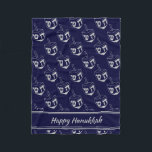HAPPY HANUKKAH Dreidel NAVY GRAY Fleecedecke<br><div class="desc">Stilvolle Mitternachtsnacht blau CUBE POUF zum Feiern von HANUKKAH. Navy und silber graue Farbe Thema mit allen über silbergrauen DREIDEL Print. Es gibt einen anpassbaren Platzhaltertext, der HAPPY HANUKKAH sagt, damit Sie mit Ihrem eigenen Gruß und/oder Namen (ähnlich lang) personalisieren können. Matching-Wohngestaltung und andere Artikel sind in der HANUKKAH Kollektion...</div>