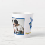 Happy Hanukkah Dreidel und Foto Latte Tasse<br><div class="desc">Ihr Foto gepaart mit einem dreidel und Happy Hanukkah Text.</div>
