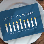Happy Hanukkah | Einfaches und modernes Gruß Feiertagskarte<br><div class="desc">Es handelt sich um ein einfaches,  minimalistisches und modernes Design der Menorah oder Tempelkerzenleuchten.</div>