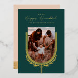 Happy Hanukkah Elegante Golden Menorah Foto Arch Folien Feiertagskarte<br><div class="desc">Herzlichen Glückwunsch Hanukkah, senden Sie Ihre Hanukkah Wünsche an Ihre Familie und Freunde mit unserer schönen und eleganten, anpassbaren Gold-Folie Fotokarte. Unser Design zeichnet sich durch die wunderschöne handgezeichnet Menorahekandle und Blattelemente aus, die in Goldfolie die Kanten des Fotos mit Familienbogen verzieren. "Happy Hanukkah" ist in einem wunderschönen und eleganten...</div>