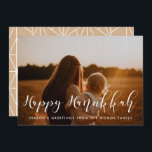 Happy Hanukkah Elegantes Foto Feiertagskarte<br><div class="desc">Eine moderne Typografie für diese Fotokartensammlung. So passen Sie an Ihre Lieblingsfamilienbilder an. Sie können auch die Farbe des Schriftartes oder den geometrischen Hintergrund nach Ihren Wünschen ändern.</div>