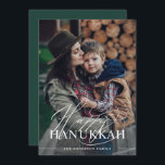 Happy Hanukkah | Elegantes Script Foto Dunkelgrün Feiertagskarte<br><div class="desc">Diese schlichte und elegante Hanukkah-Karte sagt "Happy Hanukkah" in einer Mischung aus fett-modernem Text und klassischer Kalligrafie,  auf einem Foto-Overlay über Ihrem Lieblings-Foto. Die Rückseite der Karte ist eine dunkle,  smaragdgrüne Farbe.</div>