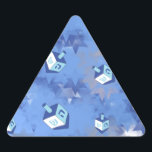 Happy Hanukkah Falling Star und Dreidels Dreieckiger Aufkleber<br><div class="desc">Sie sehen die Lee Hiller Design Collection. Bekleidung, Geschenke & Sammlerstücke Lee Hiller Fotografie oder Digital Art Collection. Sie können ihre Naturfotografie unter http://HikeOurPlanet.com/ ansehen und ihrem Wanderblog im Hot Springs Nationalpark folgen.</div>