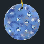 Happy Hanukkah Falling Star und Dreidels Keramik Ornament<br><div class="desc">Sie sehen die Lee Hiller Design Collection. Bekleidung,  Geschenke & Sammlerstücke Lee Hiller Fotografie oder Digital Art Collection. Sie können ihre Naturfotografie unter http://HikeOurPlanet.com/ ansehen und ihrem Wanderblog im Hot Springs Nationalpark folgen.</div>