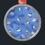 Happy Hanukkah Falling Star und Dreidels Ornament Aus Metall<br><div class="desc">Sie sehen die Lee Hiller Design Collection. Bekleidung,  Geschenke & Sammlerstücke Lee Hiller Fotografie oder Digital Art Collection. Sie können ihre Naturfotografie unter http://HikeOurPlanet.com/ ansehen und ihrem Wanderblog im Hot Springs Nationalpark folgen.</div>