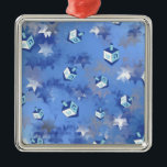 Happy Hanukkah Falling Stars und Dreidels Ornament Aus Metall<br><div class="desc">Sie sehen die Lee Hiller Design Collection. Bekleidung,  Geschenke & Sammlerstücke Lee Hiller Fotografie oder Digital Art Collection. Sie können ihre Naturfotografie unter http://HikeOurPlanet.com/ ansehen und ihrem Wanderblog im Hot Springs Nationalpark folgen.</div>