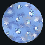 Happy Hanukkah Falling Stars und Dreidels Runder Aufkleber<br><div class="desc">Sie sehen die Lee Hiller Design Collection. Bekleidung,  Geschenke & Sammlerstücke Lee Hiller Fotografie oder Digital Art Collection. Sie können ihre Naturfotografie unter http://HikeOurPlanet.com/ ansehen und ihrem Wanderblog im Hot Springs Nationalpark folgen.</div>