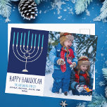 Happy Hanukkah Familie Foto Niedlich Blue Menorah Postkarte<br><div class="desc">Diese niedliche,  trendige Happy Hanukkah Postkarte bietet eine wunderschöne Menorah auf blauem Hintergrund neben Ihrem niedlichen Foto. Diese schöne jüdische Foto-Urlaubspostkarte zeigt Ihr eigenes Foto neben Ihrem Familiennamen.</div>