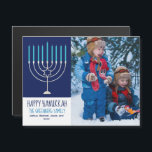 Happy Hanukkah Family Foto Menorah Magnet Card<br><div class="desc">Diese niedliche,  trendige Happy Hanukkah Magnetkarte verfügt über eine wunderschöne Menorah auf blauem Hintergrund. Diese schöne jüdische Foto-Magnetkarte zeigt Ihr eigenes Foto neben Ihrem Familiennamen.</div>
