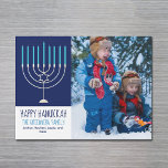 Happy Hanukkah Family Foto Menorah Magnet Card<br><div class="desc">Diese niedliche,  trendige Happy Hanukkah Magnetkarte verfügt über eine wunderschöne Menorah auf blauem Hintergrund. Diese schöne jüdische Foto-Magnetkarte zeigt Ihr eigenes Foto neben Ihrem Familiennamen.</div>
