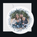 Happy Hanukkah Festival of Light Blue Wreath Foto Feiertagskarte<br><div class="desc">Happy Hanukkah Festival of Light Blue Wreath Foto flache Urlaubskarte von Ricaso - eine atemberaubende Aquarellblau-Kranz-Rahmen-Design, Blau und Weiß nicht über die Kraft, Ihr Foto verlassen, das Zentrum der Aufmerksamkeit - der zarte Text auf der Rückseite gibt dieser Karte ein ausgeklügeltes Gefühl - Das hebräische Sprichwort Chag urim sameach Sinn...</div>