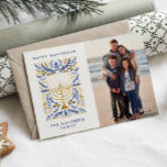 Happy Hanukkah Festivals Wasserfarbe Menorah Foto Feiertagskarte<br><div class="desc">Happy Hanukka! Senden Sie Hanukkah Grüße an Familie und Freunde mit dieser eleganten Foto-Flachkarte. Es verfügt über Aquarelltöne Menorah und elegantes Kränzfolien in einer raffinierten Palette von Gold, hellblau und Marineblau. Passen Sie die Karte mit Ihrem hochgeschätzten vertikalen Foto und zwei Textzeilen an, um Ihren Urlaubswünschen eine persönliche Touch hinzuzufügen....</div>