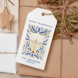 Happy Hanukkah Festive Watercolor Menorah FOLIAGE Geschenkanhänger<br><div class="desc">Fügen Sie Ihrem Hanukah Geschenk eine persönliche Touch mit diesem eleganten,  blumengeschenkten Geschenkschild mit Aquarell Menorah,  geschmückt mit elegantem Weizenblättern in einer raffinierten Palette aus Gold,  Hellblau und Marineblau mit zwei Textzeilen hinzu.</div>