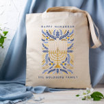 Happy Hanukkah Festive Watercolor Menorah FOLIAGE Tragetasche<br><div class="desc">Fügen Sie Ihrer Hanukka eine persönliche Touch mit dieser eleganten Blumentasche mit Wasserfarbe Menorah,  die mit elegantem Weizenblättern in einer raffinierten Palette aus Gold,  Hellblau und Marineblau mit zwei Textzeilen verziert ist.</div>