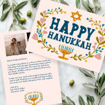 HAPPY HANUKKAH Floral Wreath Menorah Custom Fotos Feiertagskarte<br><div class="desc">Handgezeichneter Text und Florale von mir für Sie. Klicken Sie auf "Personalisieren", um Ihren eigenen Text und Ihre eigenen Fotos auf der Rückseite der Postkarte zu bearbeiten oder die Hintergrundfarben zu ändern. Alles ist anpassbar. Für weitere Designs und Farben Karo mein Shop! Oder lass mir Bescheid, wenn du etwas Angewohntes...</div>