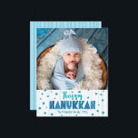 Happy Hanukkah Foto Blue Stars Moderne Karte<br><div class="desc">"Happy Hanukkah." Spaß, spielerische, skurrile handgefertigte Typografie und ein zufälliger Star von David Muster in helltürkisblauem Blau, überragend türkisblaue Handlinien auf weißem Hintergrund, zusammen mit dem Foto Ihrer Wahl, helfen Ihnen, in Hanukkah zu beginnen. Handgezeichnete weiße Linien überlagern einen hellblauen Hintergrund auf der Rückseite. Fühlen Sie die Wärme und Freude...</div>