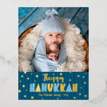 Happy Hanukkah Foto Modern Niedlich Blue Real Gold Folien Feiertagspostkarte<br><div class="desc">"Happy Hanukkah." Spaß, spielerisch, skurril, handgefertigt echte Goldfolie und hellblaue Typografie, eine zufällige Goldfolie Star of David Muster, und die blau gezeichneten Linien der Mitternacht überlagern einen dunkelblauen Hintergrund. Fügen Sie das Foto Ihrer Wahl hinzu und helfen Sie, in Hanukka mit dieser atemberaubenden, farbenfrohen, personalisierten echten Goldfolie Gruß Postkarte. Ihre...</div>