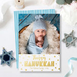Happy Hanukkah Foto Modern Whimsical Real Gold Folien Feiertagskarte<br><div class="desc">"Happy Hanukkah." Spaß, spielerisch, skurril handgefertigt echte Goldfolien Typografie und ein zufälliger Star of David Muster überlagern einen sauberen, weißen Hintergrund. Fügen Sie das Foto Ihrer Wahl hinzu und helfen Sie uns mit dieser atemberaubenden, farbenfrohen, personalisierten Goldfolienkarte in Hanukka. Handgezeichnete weiße Linien überlagern einen helltürkisblauen Hintergrund auf der Rückseite. Fühlen...</div>