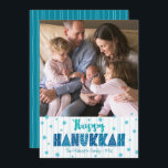 Happy Hanukkah Foto Moderne Aquamarine Fun Typogra Feiertagskarte<br><div class="desc">"Happy Hanukkah." Spaß, spielerische, skurrile handgefertigte Typografie, zusammen mit einem zufälligen Star-David-Muster in hellblau, alles überlagernde Licht-Aqua-blaue Linien auf weißem Hintergrund, zusammen mit einem Foto Ihrer Wahl, helfen Ihnen, in Hanukkah zu beginnen. Handgezeichnete türkisfarbene Linien überlagern einen aquamarinen blauen Hintergrund auf der Rückseite. Genießen Sie die Wärme und Freude der...</div>