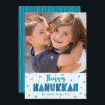 Happy Hanukkah Foto Turquoise Typografie Bold Feiertagskarte<br><div class="desc">"Happy Hanukkah." Spaß, spielerische, skurrile handgefertigte Typografie, zusammen mit einem zufälligen Star-David-Muster in hellblau, alles überlagernde Licht-Aqua-blaue Linien auf weißem Hintergrund, zusammen mit einem Foto Ihrer Wahl, helfen Ihnen, in Hanukkah zu beginnen. Handgezeichnete türkisfarbene Linien überlagern einen aquamarinen blauen Hintergrund auf der Rückseite. Genießen Sie die Wärme und Freude der...</div>