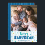 Happy Hanukkah Foto Typografie Gold Stars Modern Feiertagskarte<br><div class="desc">"Happy Hanukkah." Spaß, spielerische, skurrile handgefertigte Typografie, zusammen mit einem zufälligen Star of David-Muster in hellblau und Imitat-Goldfolie, alles überlagernde Aquablau gezeichnete Linien auf weißem Hintergrund, zusammen mit einem Foto Ihrer Wahl, helfen Ihnen, in Hanukkah zu beginnen. Handgezeichnete türkisfarbene Linien überlagern einen marineblauen Hintergrund auf der Rückseite. Genießen Sie die...</div>