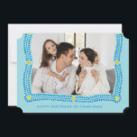 Happy Hanukkah Frame of Light Foto Holiday Card Feiertagskarte<br><div class="desc">Ein Kranz mit Lorbeerköpfen und abstrakten Lichtpunkten umrahmen Ihr Foto für eine klassische Hanukkah-Karte. Vergessen Sie nicht,  diese Karte mit Ihren Namen und Ihrer persönlichen Nachricht auf der Rückseite zu personalisieren.</div>