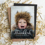 Happy Hanukkah | Glitz Imitats Glitzer Foto Overla Feiertagskarte<br><div class="desc">Günstige, individuell bedruckte Urlaubskarten mit einfachen Vorlagen für die Anpassung. Dieses schicke, moderne Design hat ein Imitat Glitzer Konfetti-Rand und stilvolle Kalligraphie-Text. In der Formulierung steht "Happy Hanukkah". Personalisieren Sie es mit Ihren Fotos und fügen Sie Ihren Familiennamen und das Jahr hinzu. Die Rückseite hat Platz für zusätzliche Fotos und...</div>