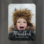 Happy Hanukkah | Glitz Imitats Glitzer Foto Overla Magnet<br><div class="desc">Maßgeschneiderte Foto Magnete mit einer einfachen Vorlage zur Anpassung. Dieses schicke, moderne Design hat ein Imitat Glitzer Konfetti-Rand und stilvolle Kalligraphie-Text. In der Formulierung steht "Hanukkah". Personalisieren Sie es mit Ihren Fotos und fügen Sie Ihren Familiennamen und das Jahr hinzu. Verwenden Sie die Designwerkzeuge, um den Text zu bearbeiten, mehr...</div>