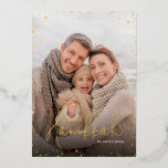 Happy Hanukkah | Gold Glitz Foto Overlay Folien Feiertagskarte<br><div class="desc">Erschwingliche, individuell bedruckte Urlaubsfotokarten mit echten Goldfolienakzenten. Dieses schicke, moderne Design verfügt über einen vergoldeten Glitzer-Foto-Overlay-Rahmen und eine stilvolle Skripttypografie. In der Formulierung steht "Happy Hanukkah". Personalisieren Sie es mit Ihrem Foto und fügen Sie Ihren Familiennamen und das Jahr hinzu. Die Rückseite hat Platz für zusätzliche Fotos und Texte. Verwenden...</div>