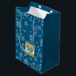 Happy Hanukkah. Gold Menorah & Floral Muster Mittlere Geschenktüte<br><div class="desc">Happy Hanukkah. Gold Foil Menorah und Floral Muster Design Hanukkah | Jegliche jüdische Feier Gift Taschen. Matching Karten,  Party Einladungen und Geschenke verfügbar in der Jüdischen Ferien / Hanukkah Kategorie unseres Stores.</div>