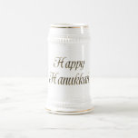 Happy Hanukkah Gold Typografie Elegant Chanukah Bierglas<br><div class="desc">Happy Hanukkah Golden Text Typografie Elegant Chanukah Festival of Lights Celebration Biere Stein Tasse</div>