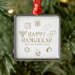 Happy Hanukkah Goldweiße individuelle Name bevorzu Ornament Aus Metall<br><div class="desc">Happy Hanukkah, personalisieren Sie Familiennamensgeschenk für den Urlaub Metal Ornament. Happy Hanukkah, Happy Chanukah, Hanukkah Sameach!, Chag Sameach, Chag Urim Sameach! Imitate Gold und Weiß!</div>