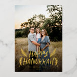 Happy Hanukkah Handgezeichnete Blätter Schnee Foto Folien Feiertagskarte<br><div class="desc">Stilvoll,  elegant und personalisiert; mit handgeschriebenem Stil und handgearbeiteten Blätter und Beeren mit Kiefern und Kiefern. Der Rücken weist ein festliches Schneemuster auf.</div>