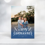 Happy Hanukkah Handgezeichnete Blätter Schnee Voll Feiertagskarte<br><div class="desc">Stilvoll,  elegant und personalisiert; mit handgeschriebenem Stil und handgearbeiteten Blätter und Beeren mit Kiefern und Kiefern. Der Rücken weist ein festliches Schneemuster auf.</div>