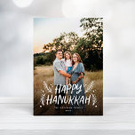 Happy Hanukkah Handgezeichnete Blätter Schnee Voll Feiertagskarte<br><div class="desc">Stilvoll,  elegant und personalisiert; mit handgeschriebenem Stil und handgearbeiteten Blätter und Beeren mit Kiefern und Kiefern. Der Rücken weist ein festliches Schneemuster auf.</div>