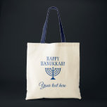 Happy Hanukkah Jewish Holiday menorah Brauch Tragetasche<br><div class="desc">Happy Hanukkah jüdischen Urlaub menorah Custom Leinwand Tasche. Individuelle Geschenkidee für Ansammlung,  Wiedersehen-Party,  Feiern und vieles mehr. Blau-weiße Gestaltung mit religiöser Ikone.</div>