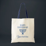 Happy Hanukkah Jewish Holiday menorah Brauch Tragetasche<br><div class="desc">Happy Hanukkah jüdischen Urlaub menorah Custom Leinwand Tasche. Individuelle Geschenkidee für Ansammlung, Wiedersehen-Party, Feiern und vieles mehr. Blau-weiße Gestaltung mit religiöser Ikone.</div>