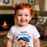 Happy Hanukkah, Junge mit Yarmulke T-Shirt<br><div class="desc">Happy Hanukkah mit jüdischem Jungen in blauem Yarmulke. Blaue Sterne von David im Hintergrund. Als Geschenk für Kinder während Hanukkah tragen. Herzlichen Glückwunsch Hanukkah!</div>