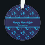 HAPPY HANUKKAH kundenspezifisch Dreidel Blue Cyan Ornament<br><div class="desc">Stilvolle,  elegante Ornamente für Ihre HANUKKAH Dekoration. Design zeigt einen Cyan-dreiel-Ausdruck in einem gefliesten Muster mit benutzerdefinierbarem Platzhalter-Text,  den Sie durch Ihre eigene Gruß- und Textauswahl ersetzen können. Die Farbe ist nachts blau und cyan. Andere Versionen sind verfügbar. Entsprechende Artikel finden Sie in der HANUKKAH Kollektion von Berean Designs.</div>