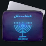 Happy Hanukkah Lights Jewish Holiday Gold Hebrew Laptopschutzhülle<br><div class="desc">Happy Hanukkah Schönes jüdisches Urlaubsdesign mit hebräischer Schrift. Jüdischer Holiday Hanukkah Hintergrund mit traditionellen Chanukah Symbole - Gold Menorah, Hanukkiah Candelabrum und Kerzen, Holzdreigel (Spinning Top), Donuts, Stern von David und leuchtende Licht Wallpaper Muster. Hanukkah Festival Dekoration. Jerusalem, Israel. Elektronik > Tablet & Laptop-Hüllen > Notebook-Hüllen > Laptop-Sleeves, schönes Design...</div>